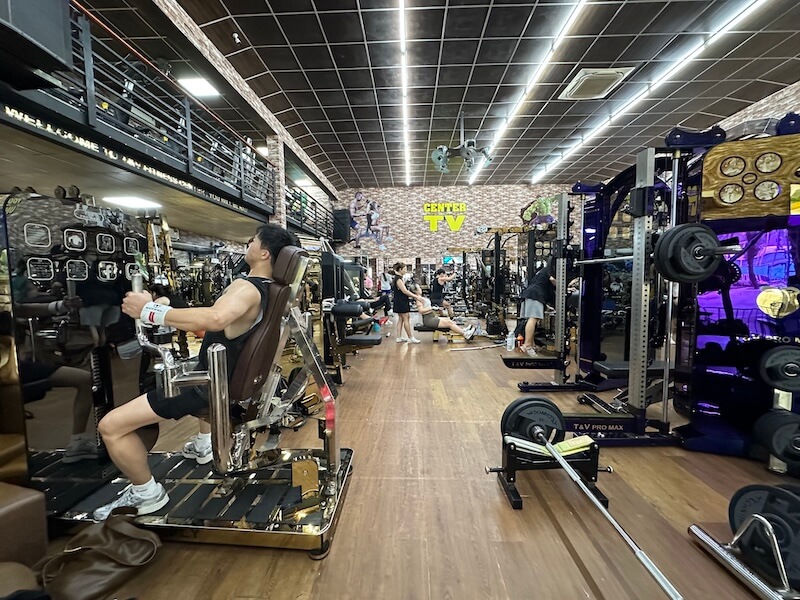 観光でベトナムまでやってきた友人と、ホーチミン市1区のローカルジムで汗を流してきた。