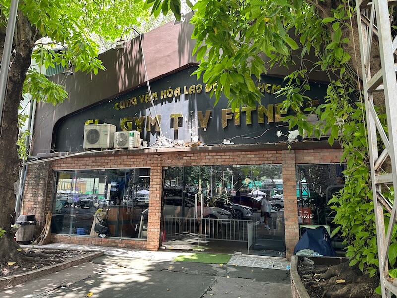 観光でベトナムまでやってきた友人と、ホーチミン市1区のローカルジムで汗を流してきた。