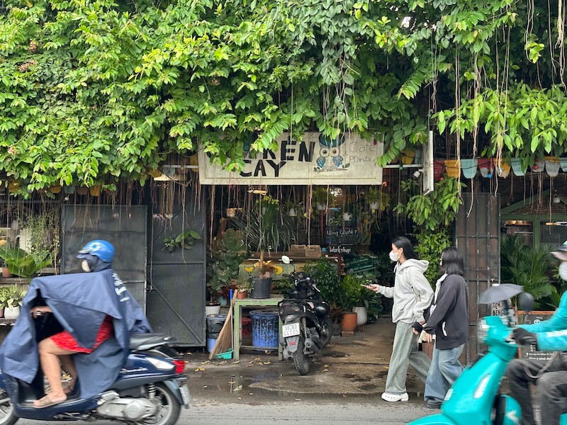 カフェ兼ボタニカルショップ「Cú Trên Cây Coffee」外観