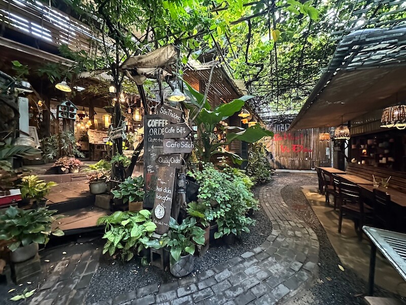 カフェ兼ボタニカルショップ「Cú Trên Cây Coffee」